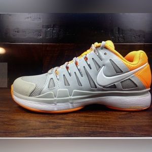Nike Zoom Vapor Tour women’s tennis shoe. Grey/citrus